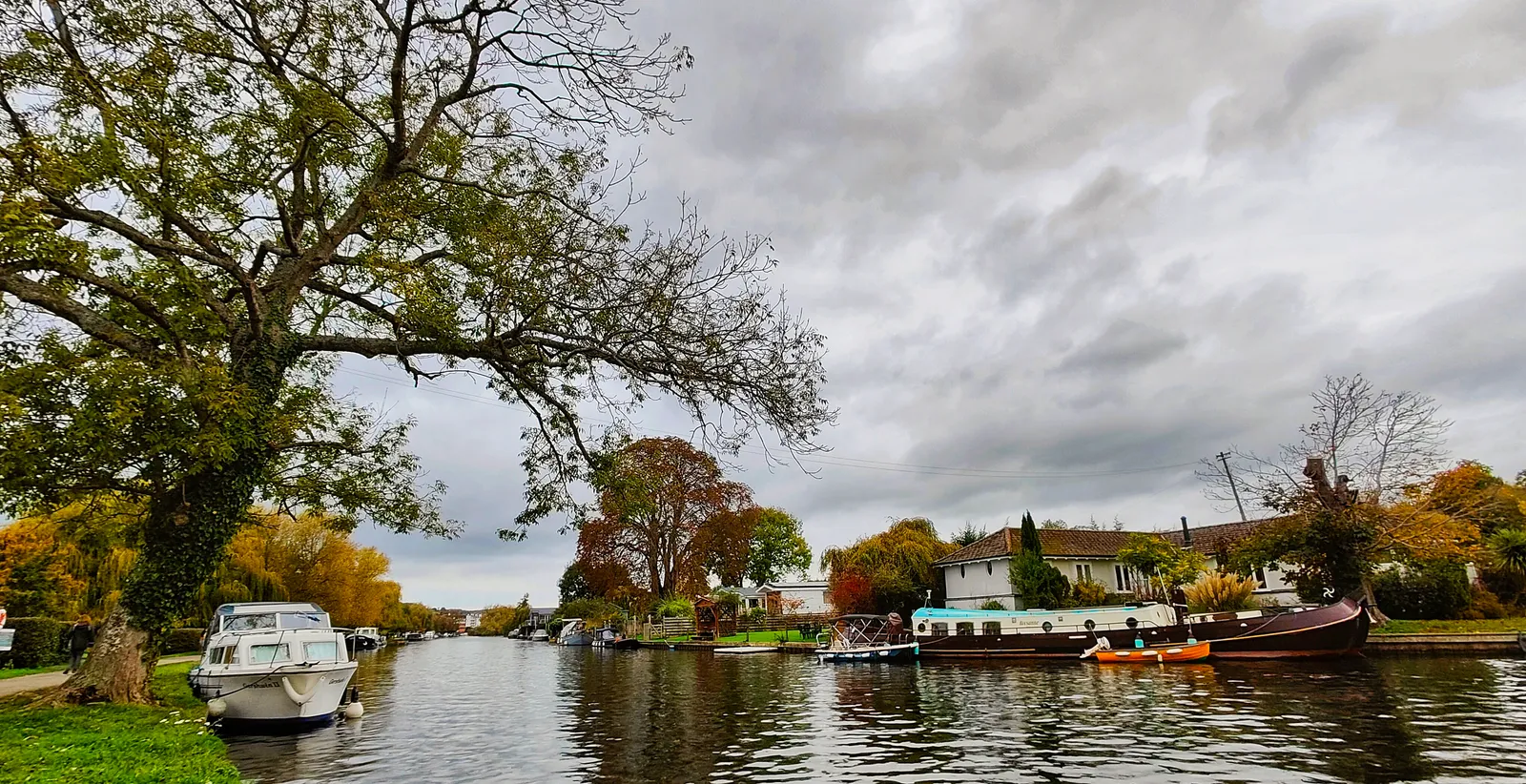 Henley-on-Thames town centre and the River Thames, with the historic bridge and riverside buildings